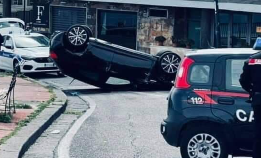 Spaventoso incidente in via Orazio, auto si ribalta: giovane di 26 anni in codice rosso
