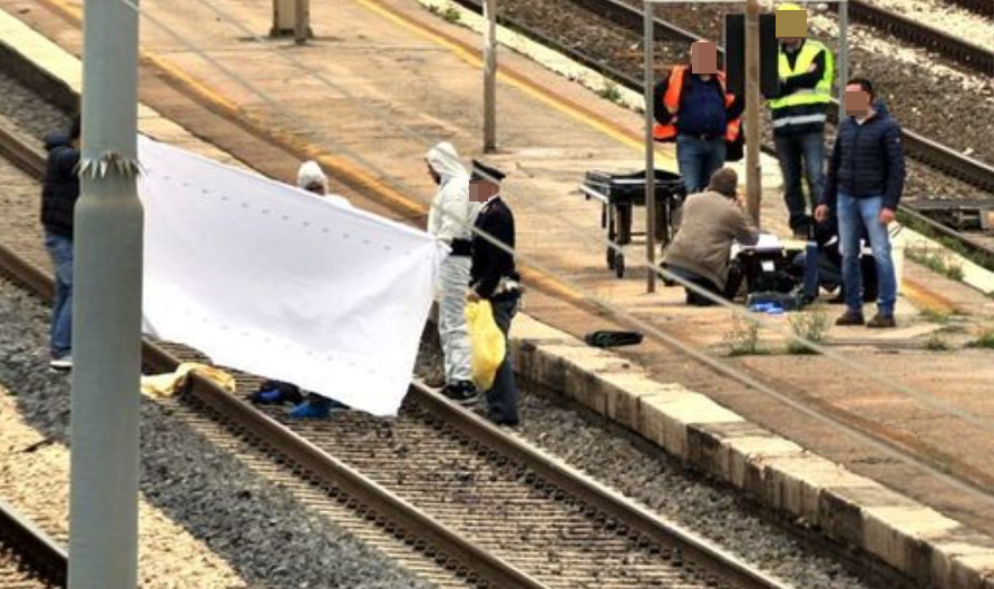 Dramma nel Casertano, uomo attraversa sui binari: investito e ucciso da un treno