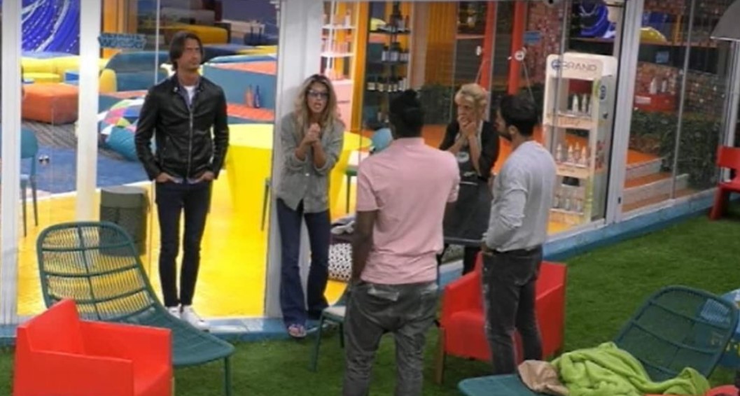 Lite tra Guenda ed Enock al Grande Fratello Vip, tensioni alle stelle: tavolo in aria e microfono per terra