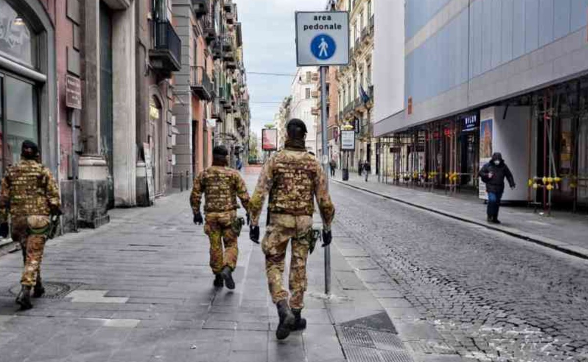 Allarme Coronavirus, i commercianti di Napoli chiedono lockdown: "Chiudere tutto per salvare Natale"