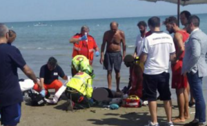 Dramma a Torre del Greco, colta da malore mentre è in mare: muore una donna