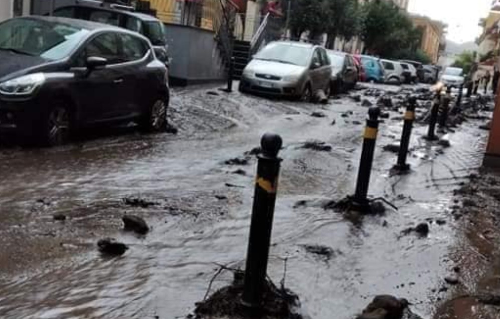 Sarno, torna l'incubo maltempo, fiumi di fango in strada: evacuate case in centro
