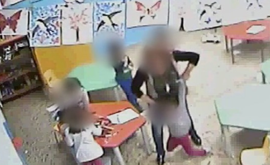 Vergogna all'asilo, minacce e botte a bambini tra i 3 e i 5 anni: arrestata insegnante