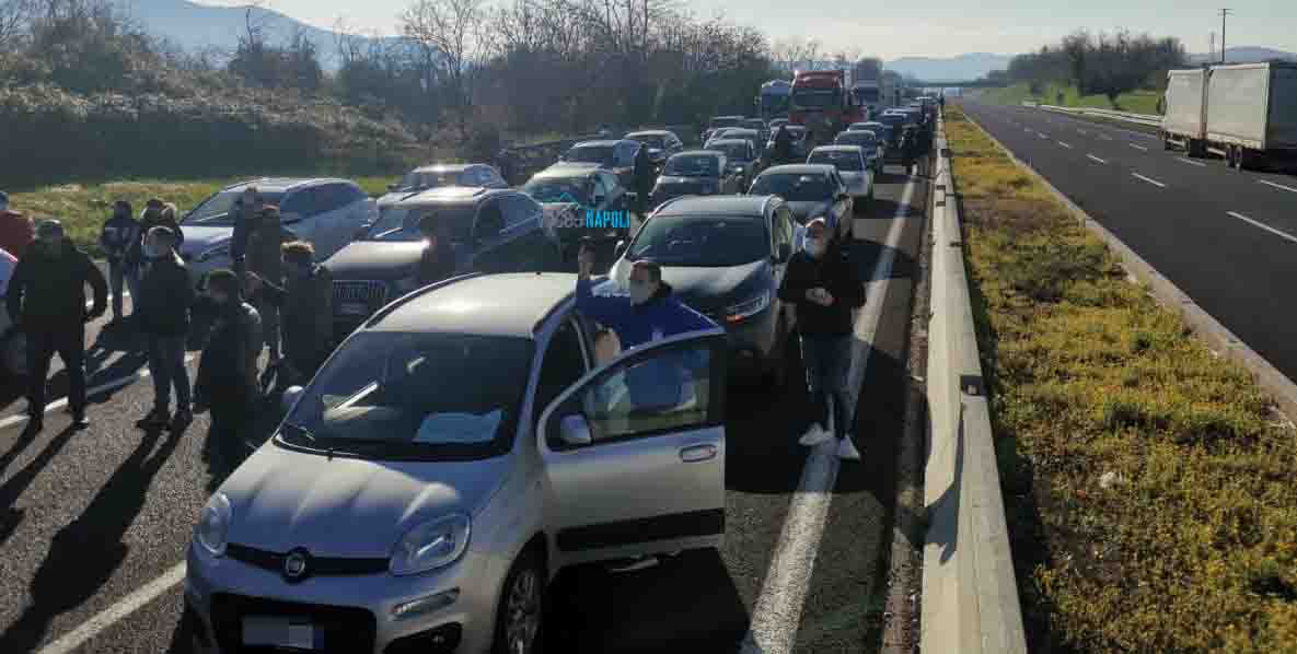 Singolare protesta dei ristoratori campani . Circa un centinaio di auto ma altre di stanno aggregano stanno percorrendo l’autostrada A1 da Napoli in direzione Roma rallentando il traffico. Il corteo è diretto a Roma con l’intento di obbligare il governo alla immediata ripresa delle attività o a provvedere con misure alternative immediate e adeguate.