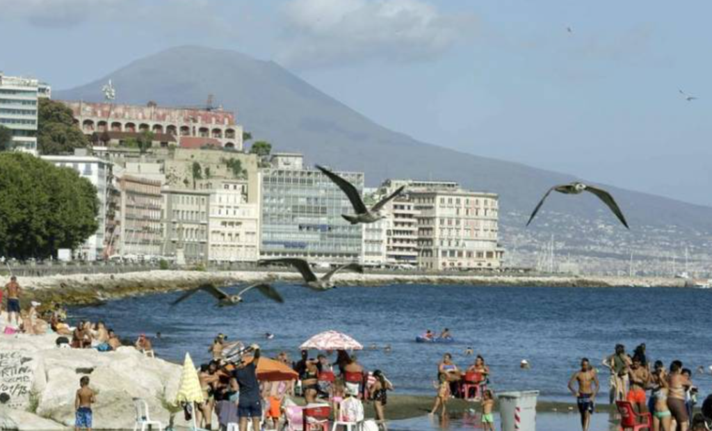 Meteo Napoli, dopo il fresco torna il caldo record: temperature alle stelle e afa