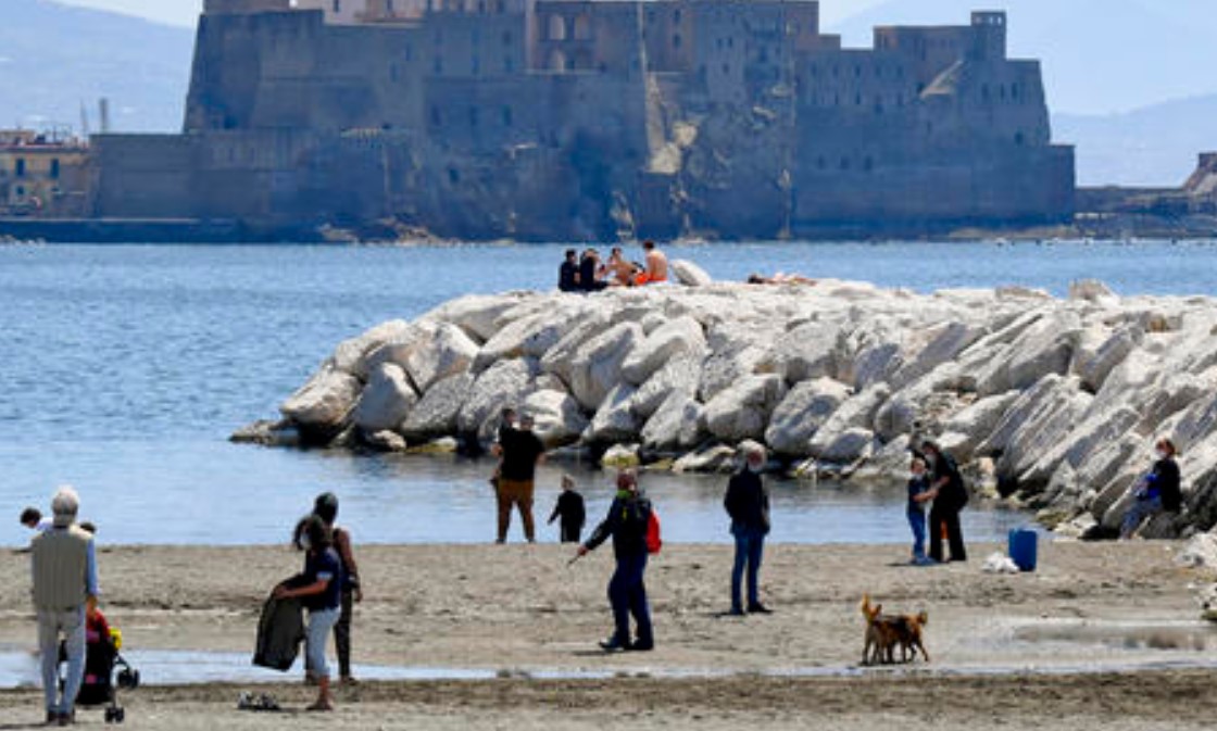 Meteo Napoli, dopo il gelo e la neve arriva la primavera: sole e caldo in città 