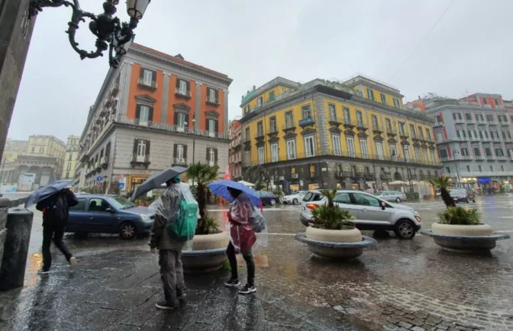 Meteo Napoli, cambiamento in arrivo: piogge e calo delle temperature 