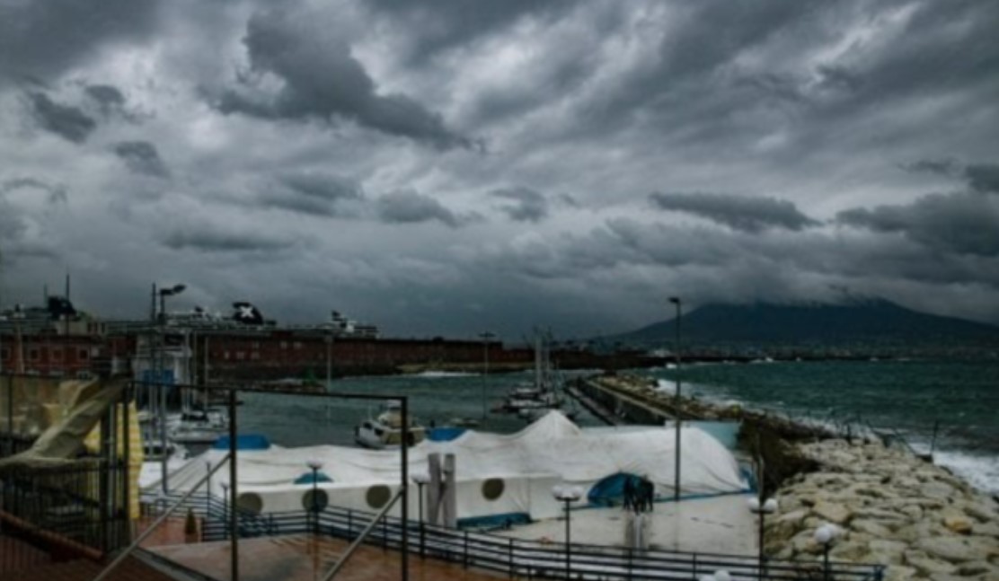 Meteo Napoli, dopo il sole tornano i temporali: calano anche le temperature 