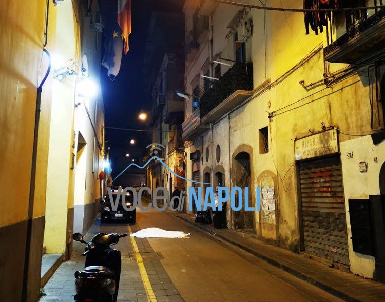 Torre Annunziata, donna cade dal balcone di casa e perde la vita