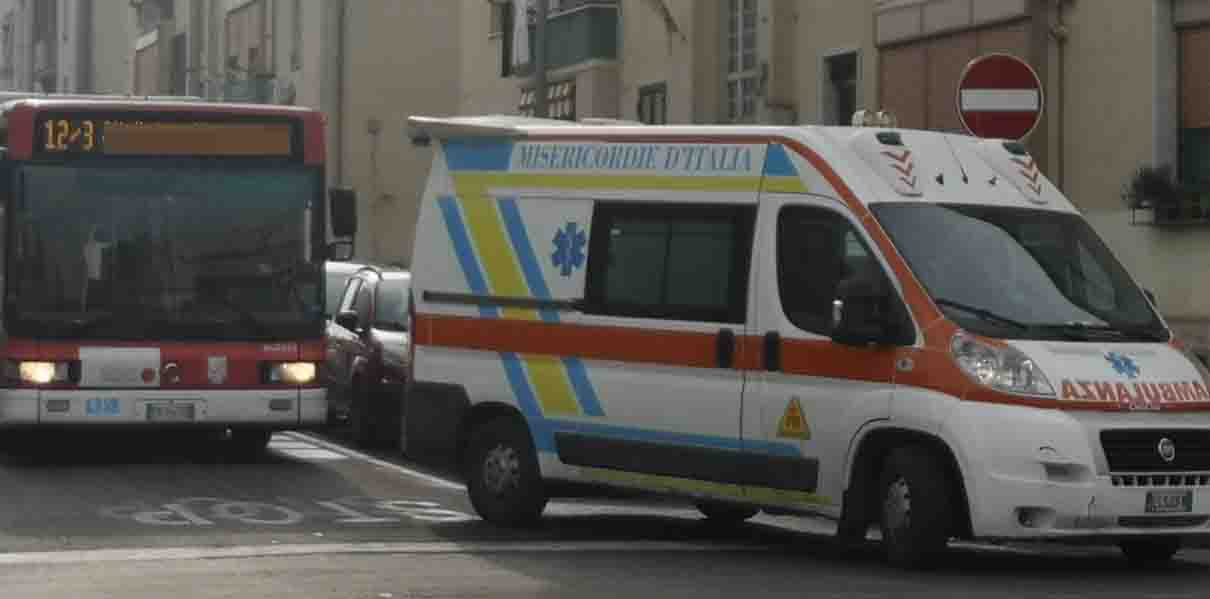 neonato schiacciato su autobus muore