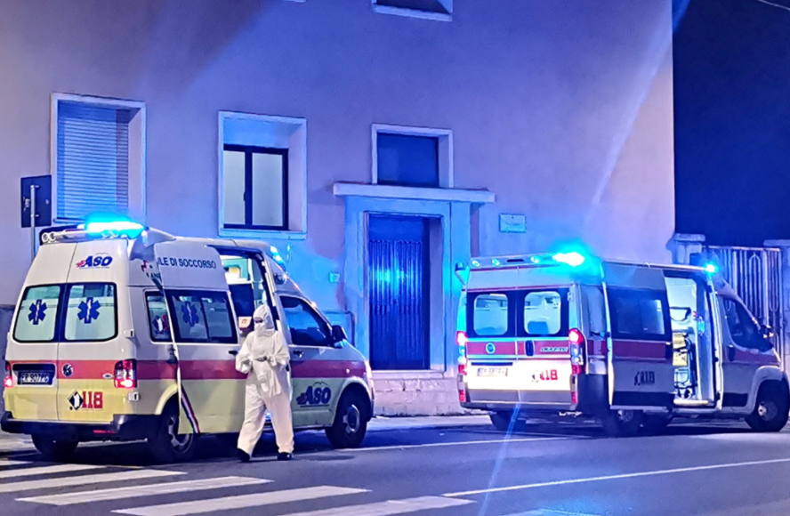 Tragedia a Parete, si reca dai carabinieri per una denuncia: si sente male sulle scale e muore