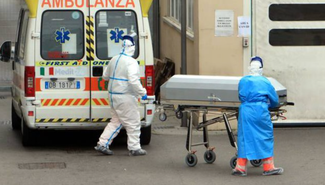 Medico trovato morto in un albergo a Chiaia, mistero sul decesso del noto professionista