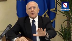 Coronavirus, De Luca firma nuova ordinanza: coprifuoco per i locali alle 23 