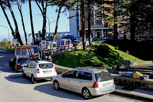 Ospedale Cotugno preso d'assalto, file di ambulanze e malati bloccati per ore in auto nella speranza di ricevere presto un consulto medico, pazienti assistiti in macchina