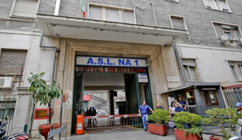 Ancora spari a Napoli, ragazza di 25 anni ferita alle gambe in strada 