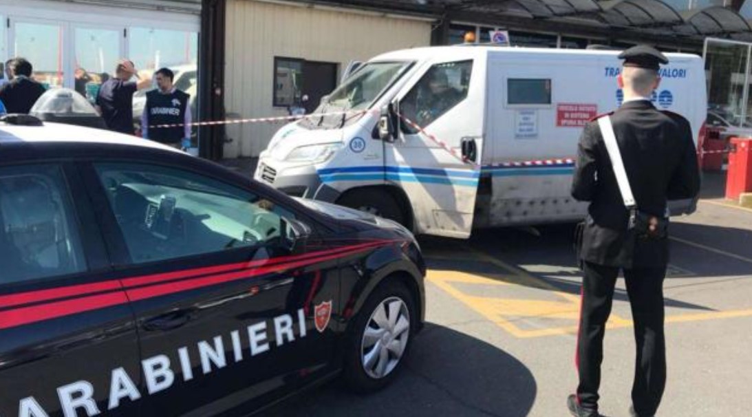 Rapina finisce nel sangue a Trentola Ducenta, guardia giurata ferita gravemente 