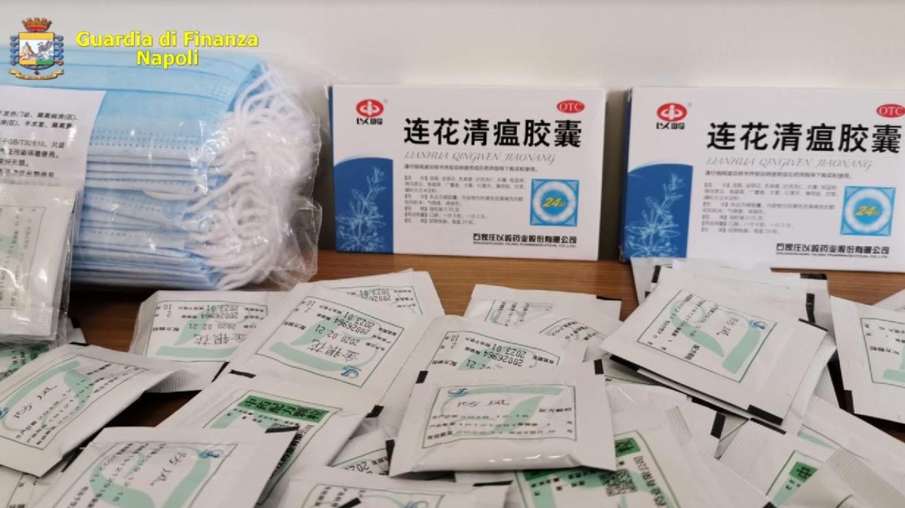 Napoli, pillole spacciate come cura anti-Covid trovate in un parrucchiere cinese: sequestro della Guardia di Finanza