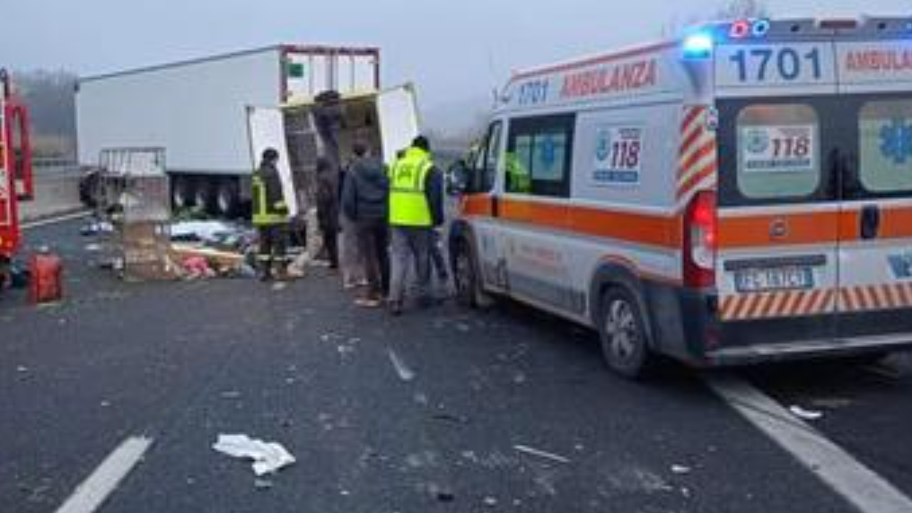 Non funzionano i freni, uomo si lancia da camion in corsa e muore: credeva che collega non riuscisse a fermare il tir