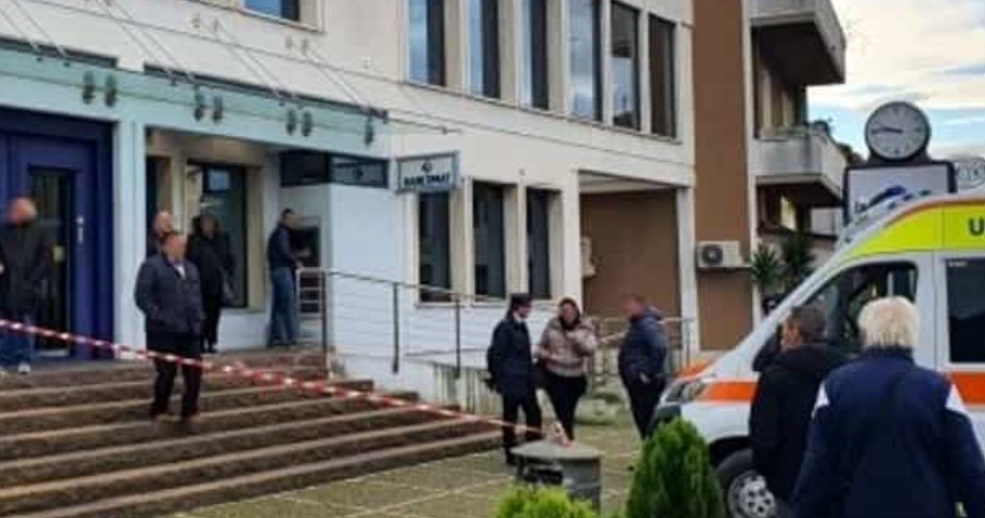 si sente male in banca e muore
