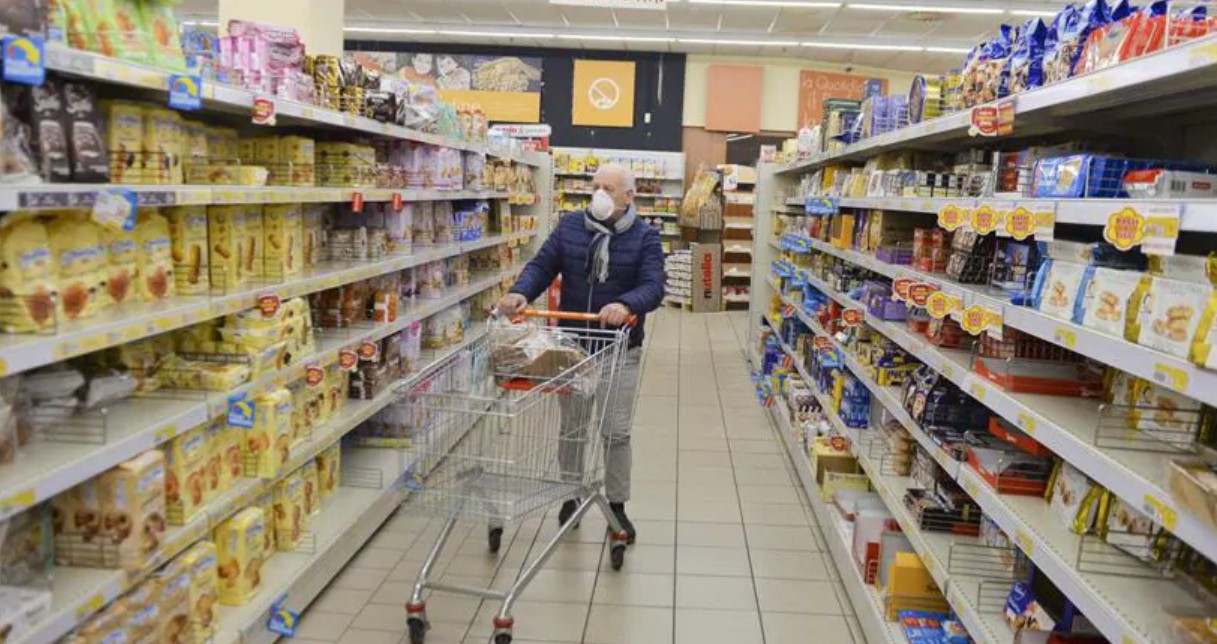 Allarme Coronavirus, a Napoli è di nuovo corsa alle scorte ai supermercati: "C'è preoccupazione"