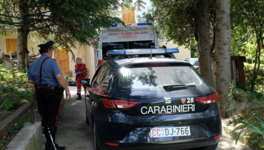 Dramma a Caserta, donna di 40 anni trovata impiccata a un albero in giardino