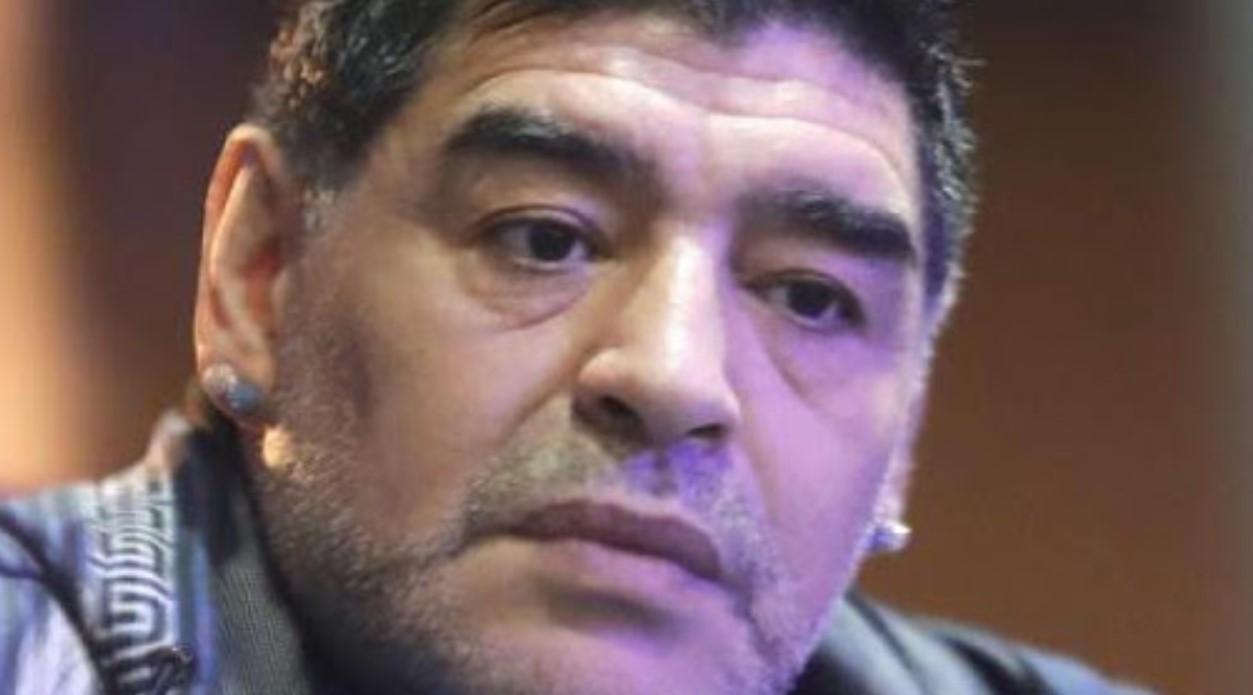 Pelé distrutto per la morte di Maradona: Non te l'ho mai detto, ti voglio  bene