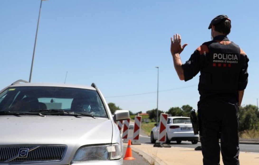 In vacanza con un morto, fermato dalla Polizia il conducente racconta: "Il nostro viaggio d'addio" 