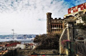 eni monumentali e vincolati abbandonati al degrado. Dcatta il doppio blitz dei carabinieri a Napoli. I militari dell'Arma all'alba di oggi hanno apposto i sigilli a Villa Ebe, a Monte di Dio, e al Cimitero dei Colerosi, nel quartiere Poggioreale. Nel primo caso si e' trattato di un sequestro preventivo, nel secondo di natura probatoria in quanto scaturito da una precedente indagine su un cantiere abusivo, adiacente al camposanto, che ha innescato una lunga serie di danneggiamenti, forse irreversibili, alle tombe. Il primo bene storico a finire nel mirino della Procura partenopea e' stato Villa Ebe. La struttura gotica di Santa Lucia, stando a quanto accertato dal pool investigativo coordinato dall'aggiunto Vincenzo Piscitelli, nonostante il vincolo al quale e' sottoposta, e' stata lasciata senza manutenzione tanto da essere interessata da alcuni crolli e cedimenti strutturali. Non solo, al suo interno si era anche insediata da qualche tempo una coppia di cittadini polacchi, che abusivamente l'avevano di fatto trasformata nella propria residenza. I due stranieri sono stati sgomberati e sono ancora in corso ulteriori accertamenti per individuare eventuali responsabilita' penali da parte della proprieta'. Villa Ebe appartiene infatti al Comune di Napoli, che adesso dovrebbe anche farsi carico della messa in sicurezza dell'area. Palazzo San Giacomo e' poi anche titolare del secondo monumento finito sotto sequestro: vale a dire il Cimitero dei Colerosi. In questo caso, se possibile, i danni quantificati sono stati ancora piu' ingenti e forse irreversibili. Procura e carabinieri hanno infatti accertato che la ditta che aveva aperto un cantiere in prossimita' del camposanto, aveva utilizzato quest'ultimo come sversatoio a cielo aperto per i materiali di risulta. Numerose tombe sono state cosi' interamente coperte e danneggiate. Gli investigatori hanno inoltre riscontrato il cedimento di un muro, la cui caduta ha distrutto tredici sepolcri. Per questa vicenda c'e' al momento un unico indagato: il titolare del cantiere, che avrebbe originato lavori e sversamenti illegali.