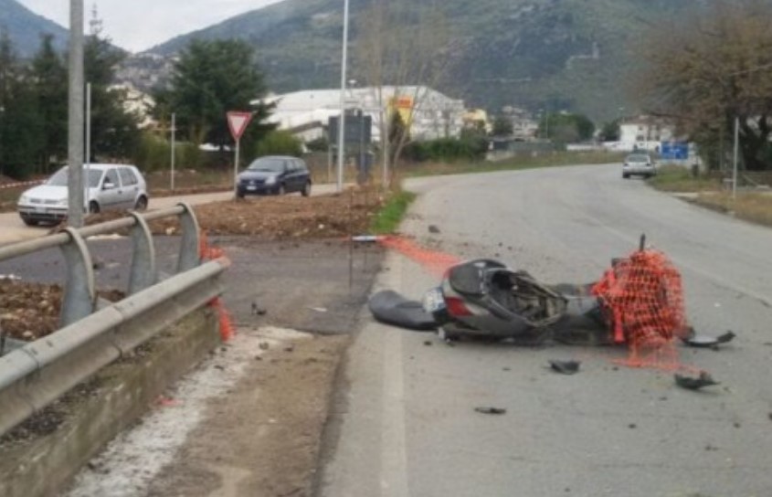 Incidente a Soccavo, perde il controllo dello scooter: Vittorio muore a 20 anni