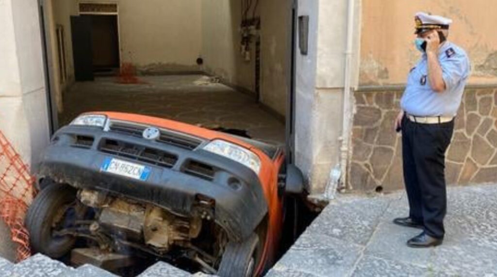 Gigantesca voragine inghiottisce auto con due persone dentro, tragedia sfiorata a Santa Maria Capua Vetere