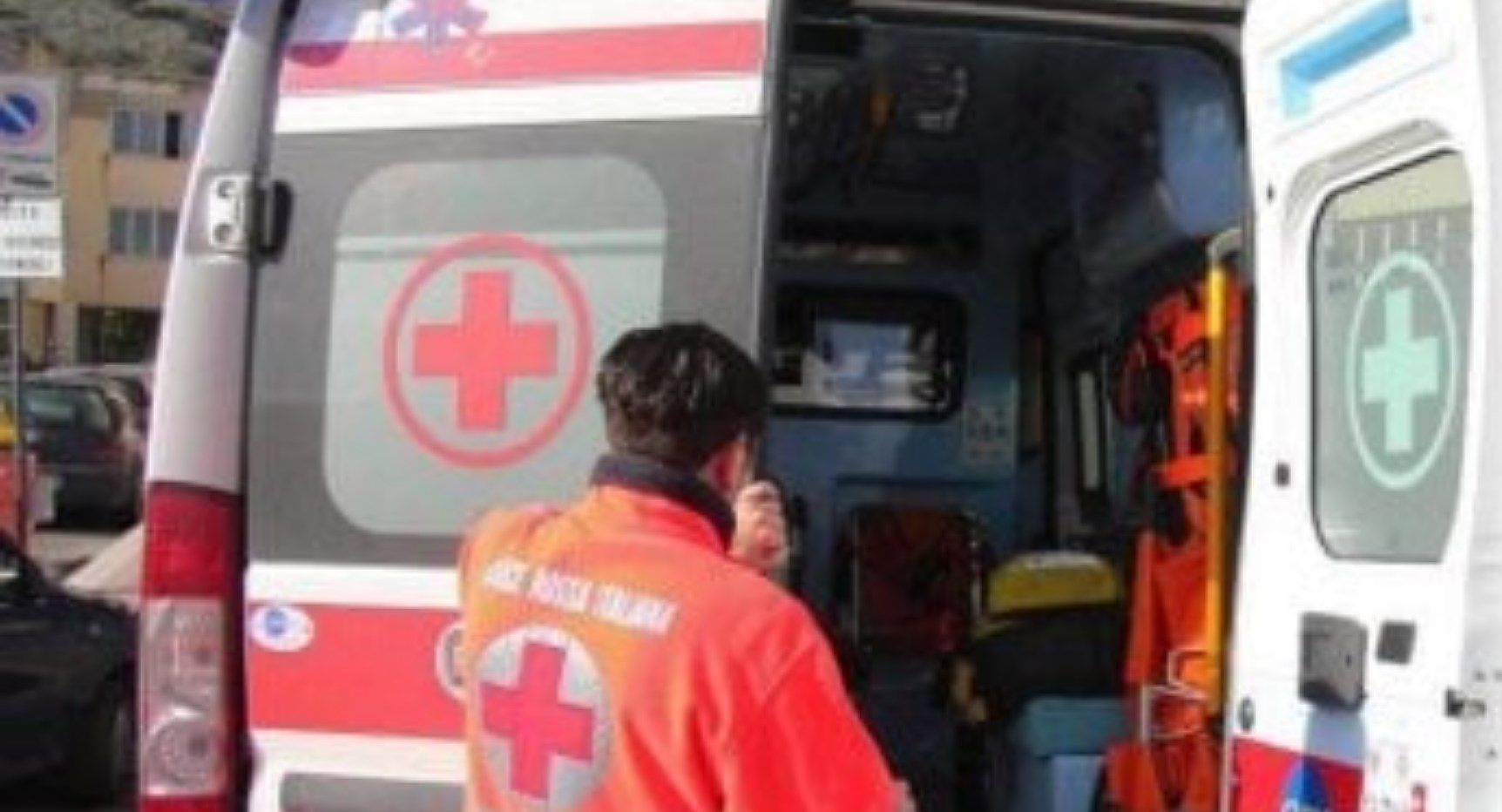 38enne ruba telefono e muore