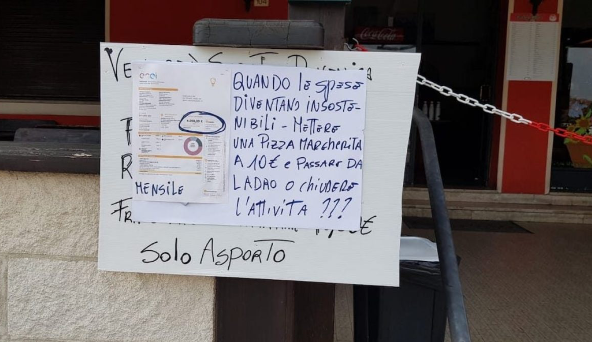 Pizzeria mostra la bolletta insieme allo scontrino