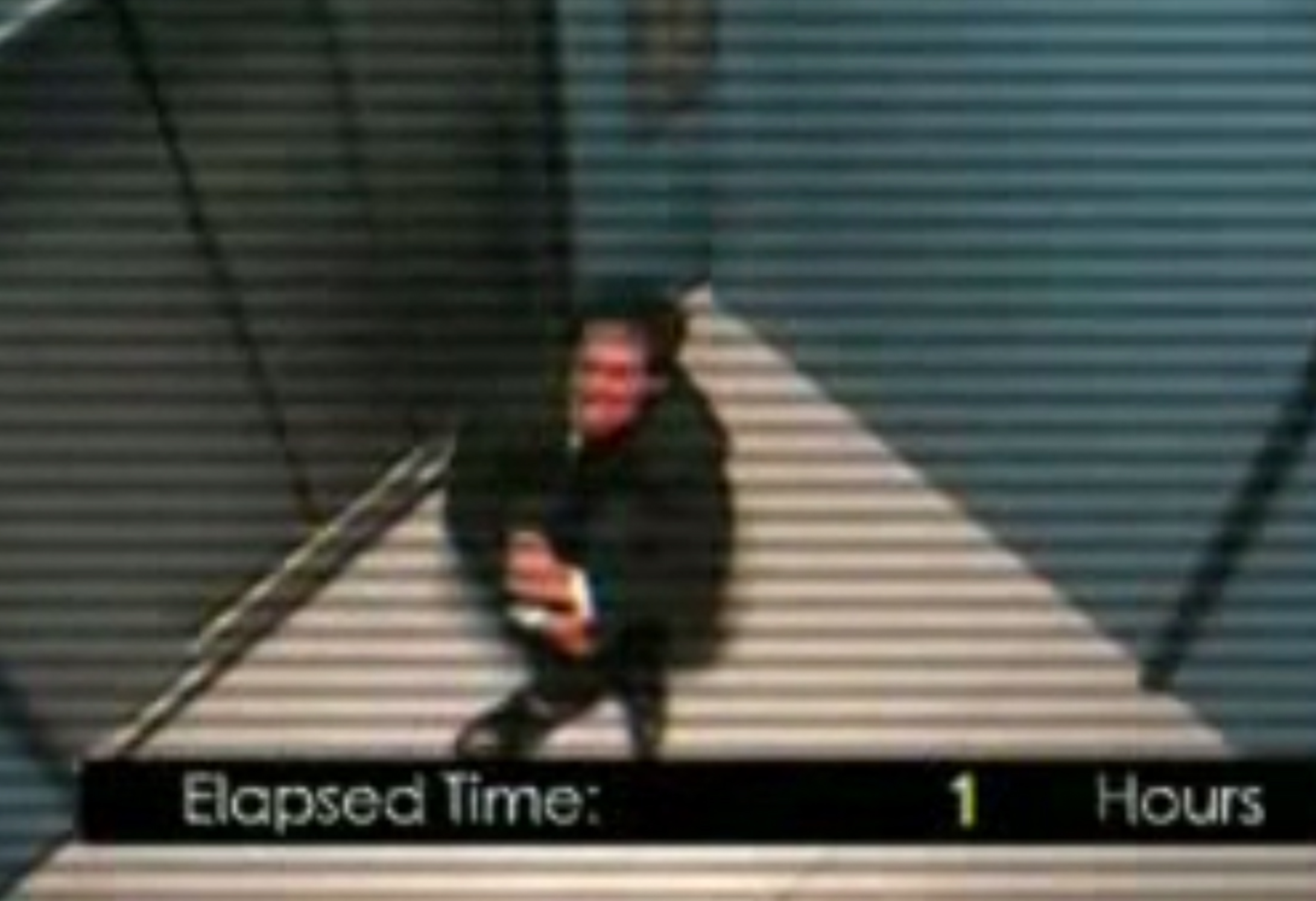 Resta chiuso intrappolato in ascensore,