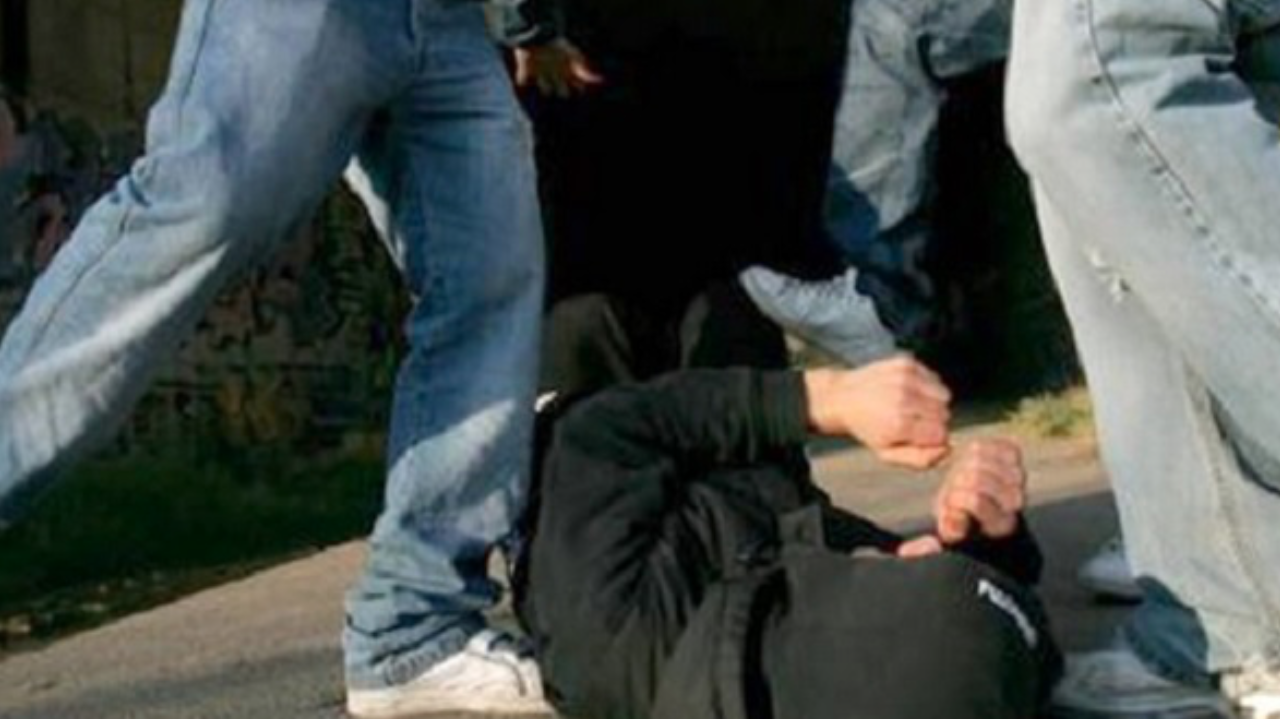 Giovane massacrato di botte