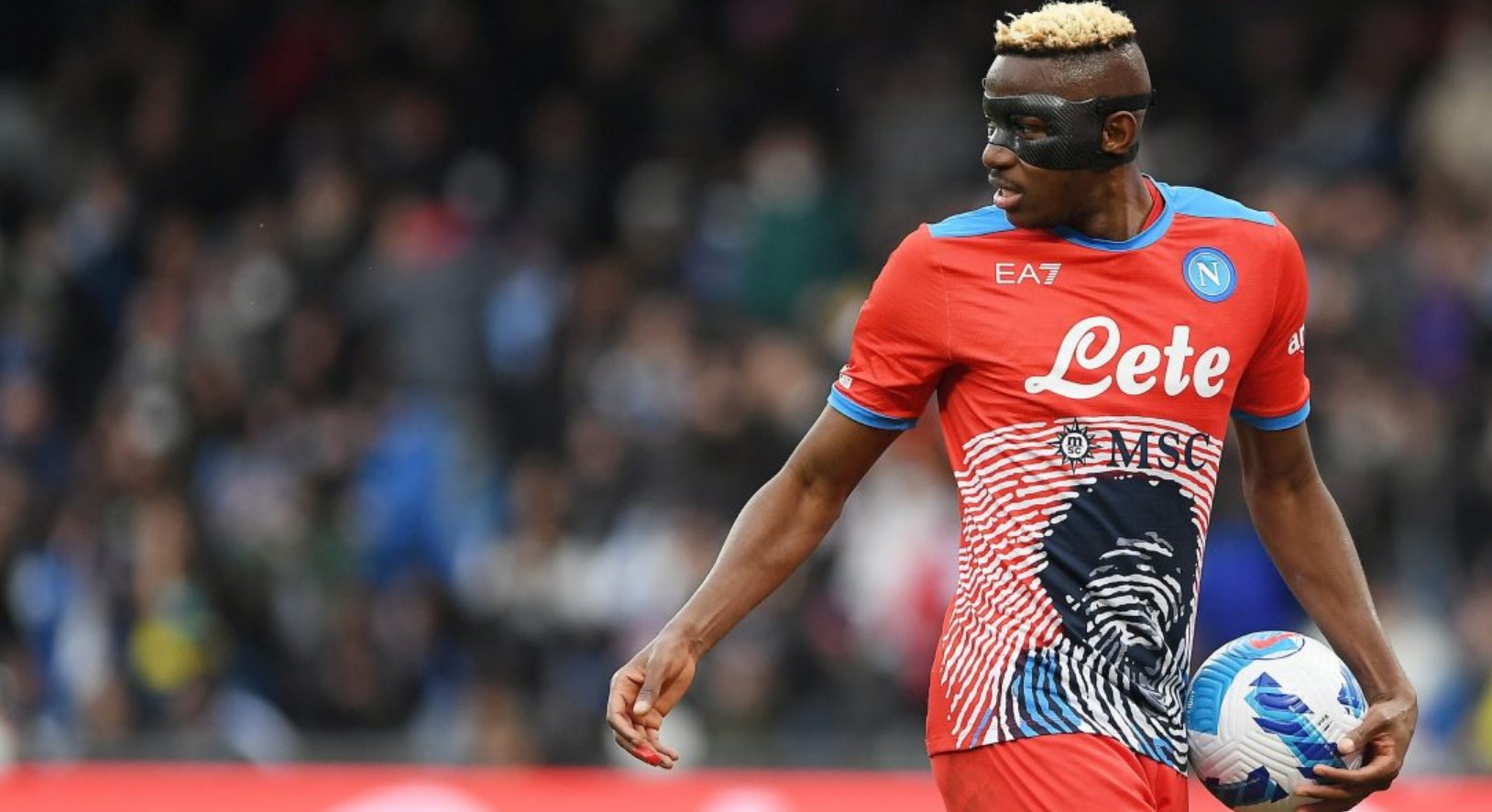 Stop alla maglia con su raffigurato Maradona