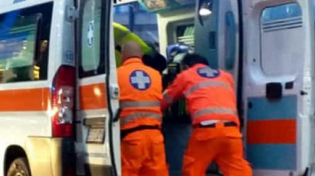 Muore schiacciato dal suo bus