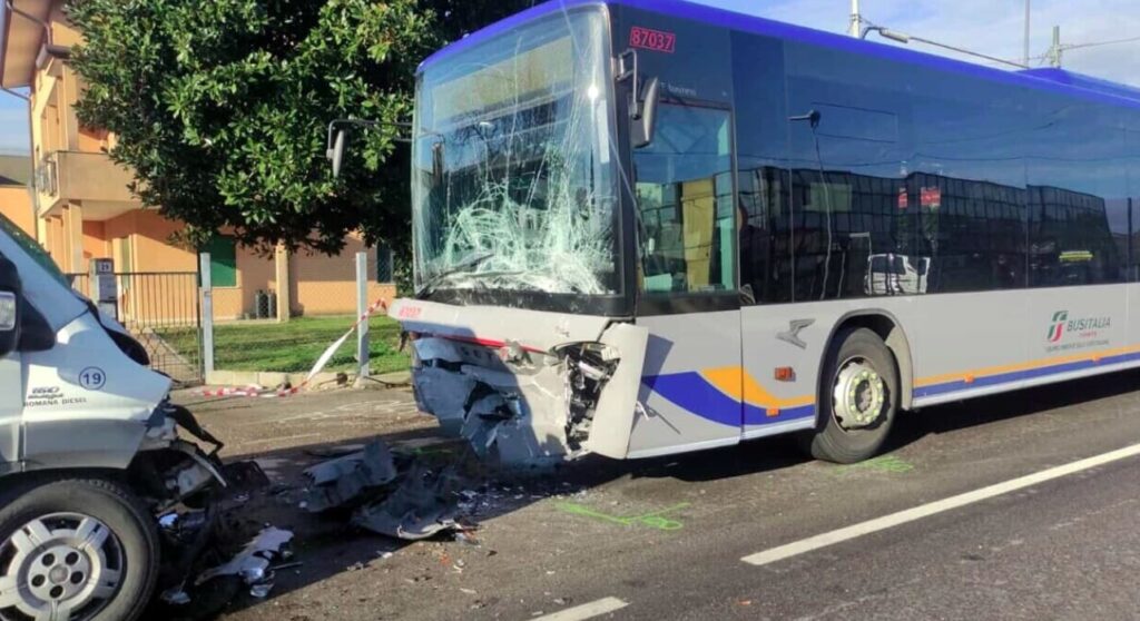 Malore mentre guida lo scuolabus, Biagio si schianta e muore