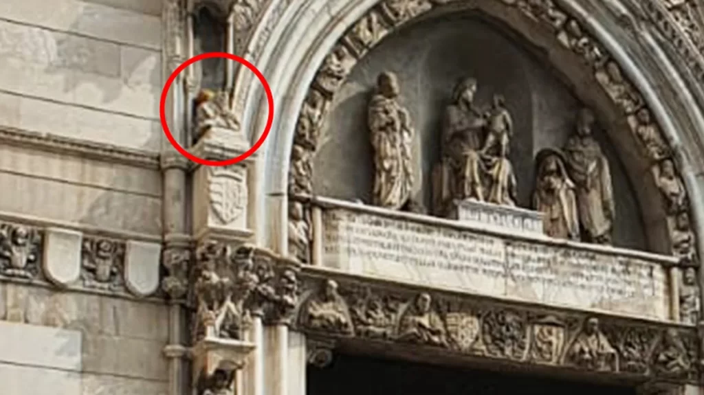 Pallone incastrato sul Duomo di Napoli