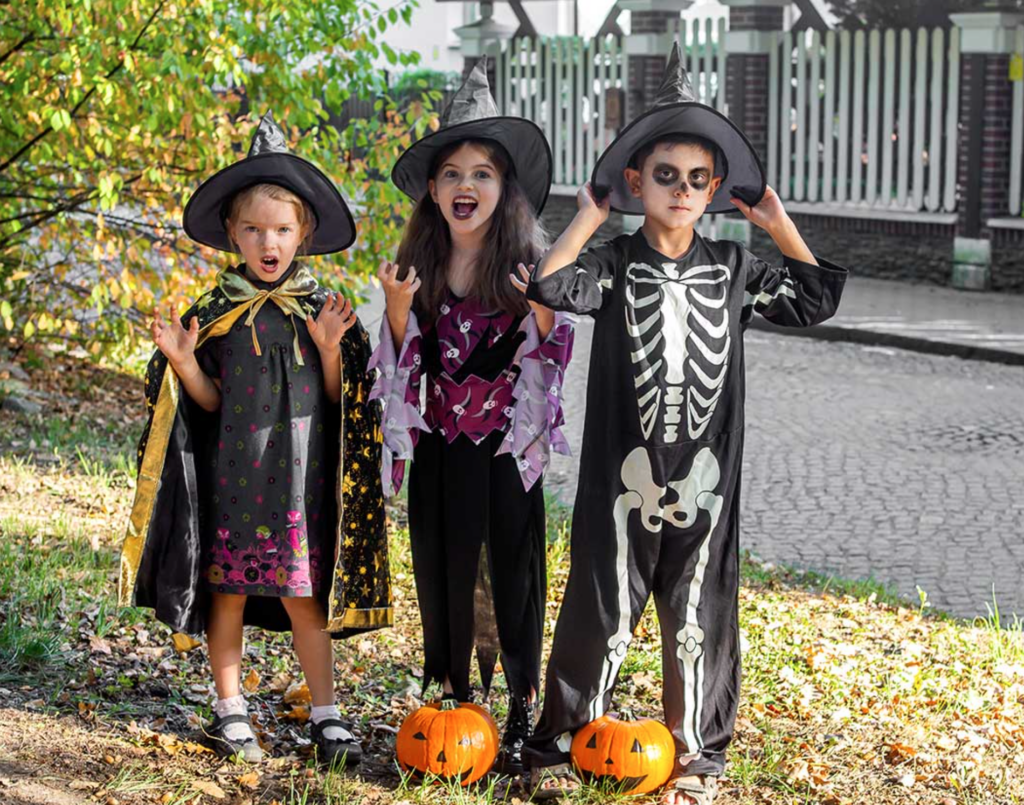 Protesta nel Napoletano, il prete dice no ad Halloween: Vestite i bambini  da santi - Voce di Napoli