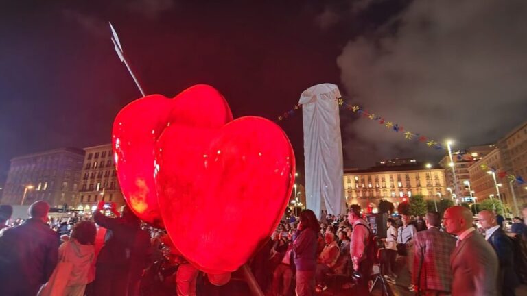 Inaugurato Il Pulcinella Delle Polemiche Per Realizzarlo Il